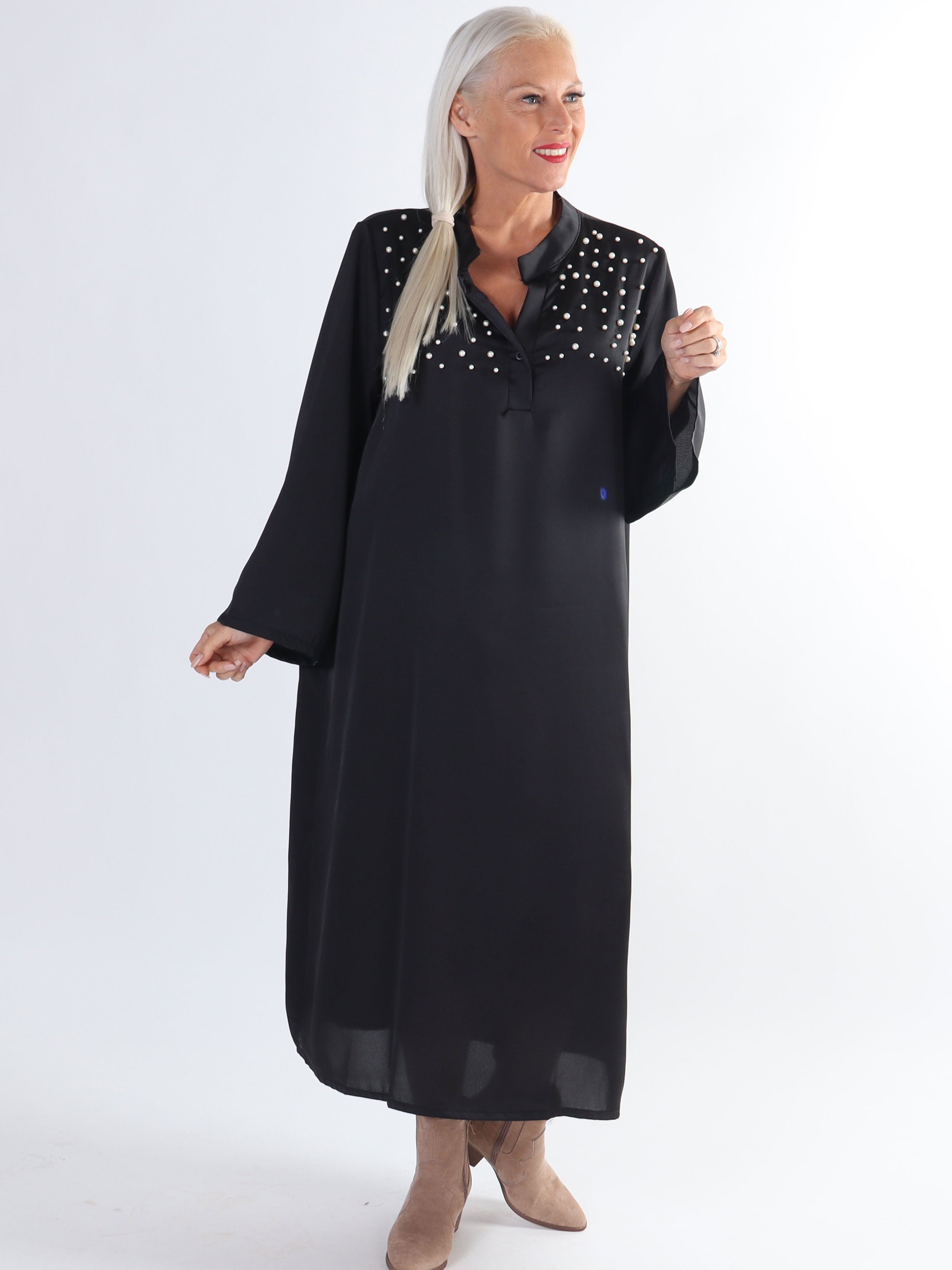 Emilia - Plus size kjole i silkelook med hvide perler